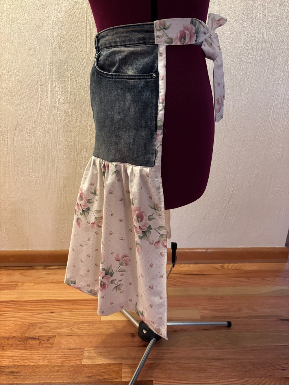 Apron: handcrafted denim and floral waist work apron - Picture 5 of 5